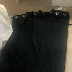 Black out curtains w/ extendable rod & wall hanger